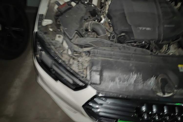 Used Audi A4L 2019 40 TFSI Fashion Edition China VI Emission Standard Engine Bay Right