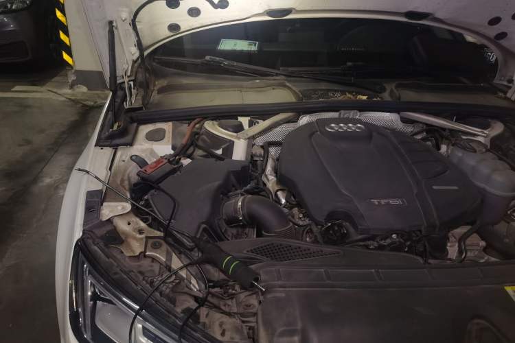 Used Audi A4L 2019 40 TFSI Fashion Edition China VI Emission Standard Engine Bay Right