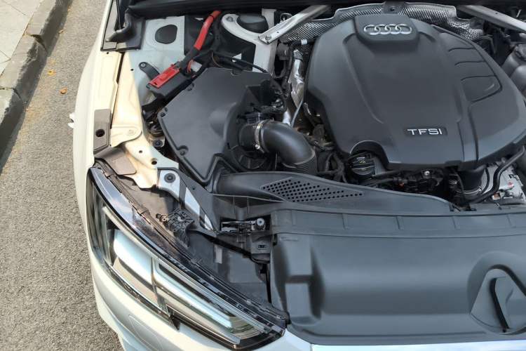 Used Audi A4L 2019 40 TFSI Fashion Edition China VI Emission Standard Engine Bay Right