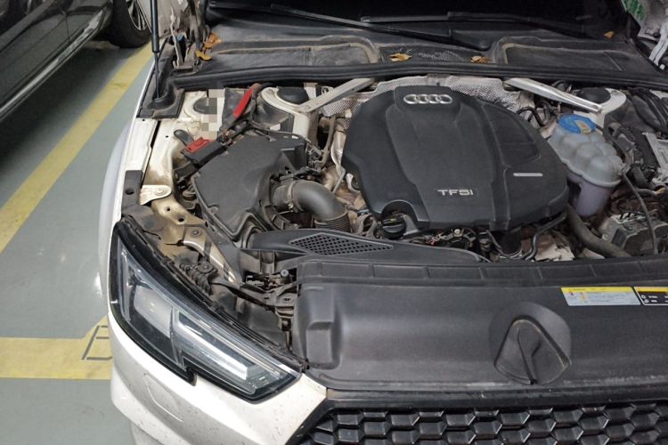 Used Audi A4L 2019 40 TFSI Fashion Edition China VI Emission Standard Engine Bay Right