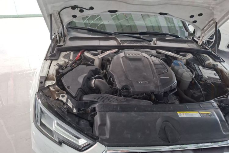 Used Audi A4L 2019 40 TFSI Fashion Edition China VI Emission Standard Engine Bay Right