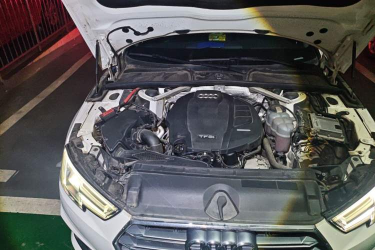 Used Audi A4L 2019 40 TFSI Fashion Edition China VI Emission Standard Engine Bay Right