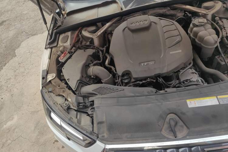 Used Audi A4L 2019 40 TFSI Fashion Edition China VI Emission Standard Engine Bay Right