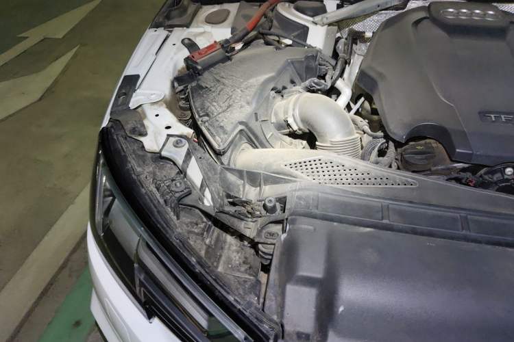 Used Audi A4L 2019 40 TFSI Fashion Edition China VI Emission Standard Engine Bay Right