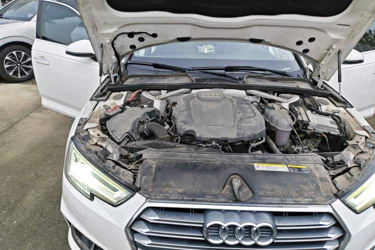 Used Audi A4L 2019 40 TFSI Fashion Edition China VI Emission Standard Engine Bay Right