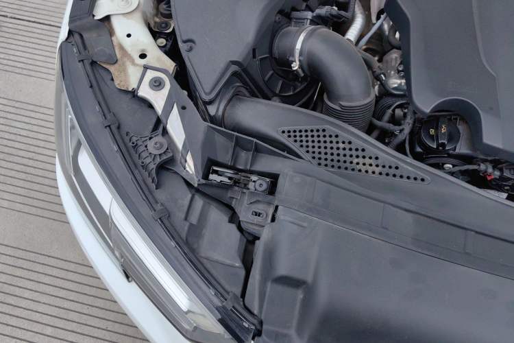 Used Audi A4L 2019 40 TFSI Fashion Edition China VI Emission Standard Engine Bay Right