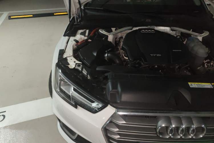 Used Audi A4L 2019 40 TFSI Fashion Edition China VI Emission Standard Engine Bay Right