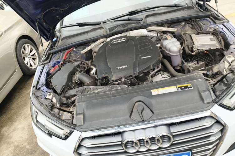 Used Audi A4L 2019 40 TFSI Fashion Edition China VI Emission Standard Engine Bay Right