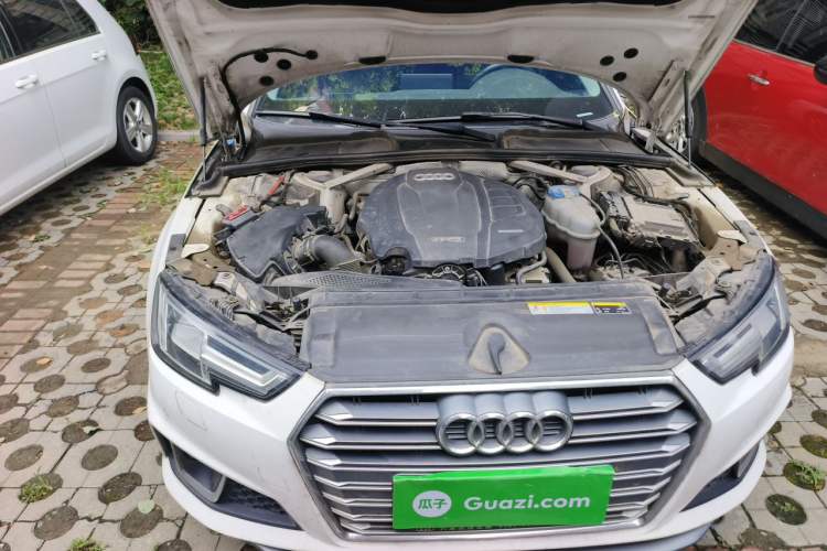 Used Audi A4L 2019 40 TFSI Fashion Edition China VI Emission Standard Engine Bay Right