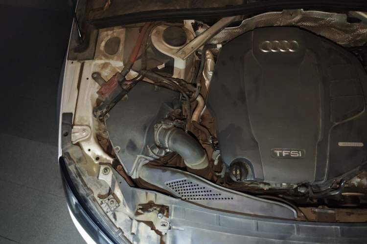 Used Audi A4L 2019 40 TFSI Fashion Edition China VI Emission Standard Engine Bay Right