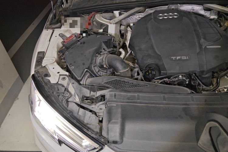 Used Audi A4L 2019 40 TFSI Fashion Edition China VI Emission Standard Engine Bay Right