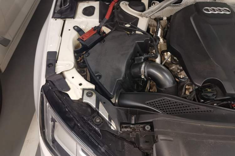 Used Audi A4L 2019 40 TFSI Fashion Edition China VI Emission Standard Engine Bay Right