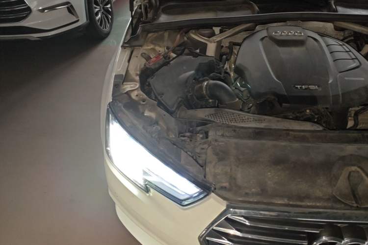 Used Audi A4L 2019 40 TFSI Fashion Edition China VI Emission Standard Engine Bay Right