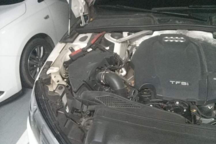 Used Audi A4L 2019 40 TFSI Fashion Edition China VI Emission Standard Engine Bay Right
