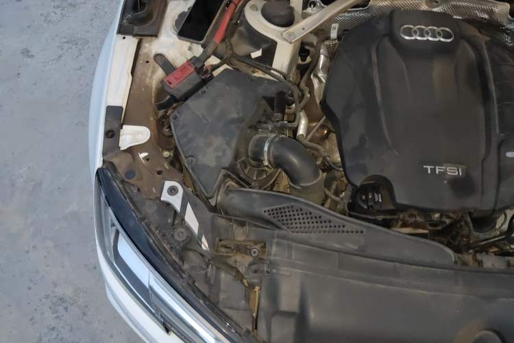 Used Audi A4L 2019 40 TFSI Fashion Edition China VI Emission Standard Engine Bay Right
