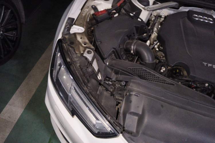 Used Audi A4L 2019 40 TFSI Fashion Edition China VI Emission Standard Engine Bay Right
