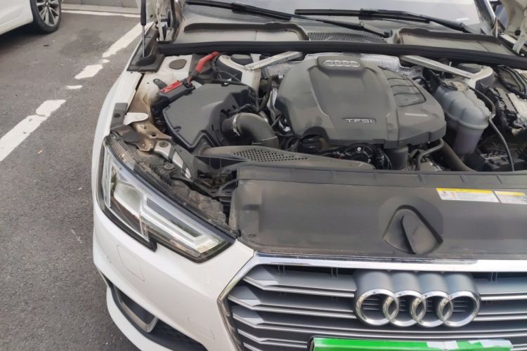 Used Audi A4L 2019 40 TFSI Fashion Edition China VI Emission Standard Engine Bay Right