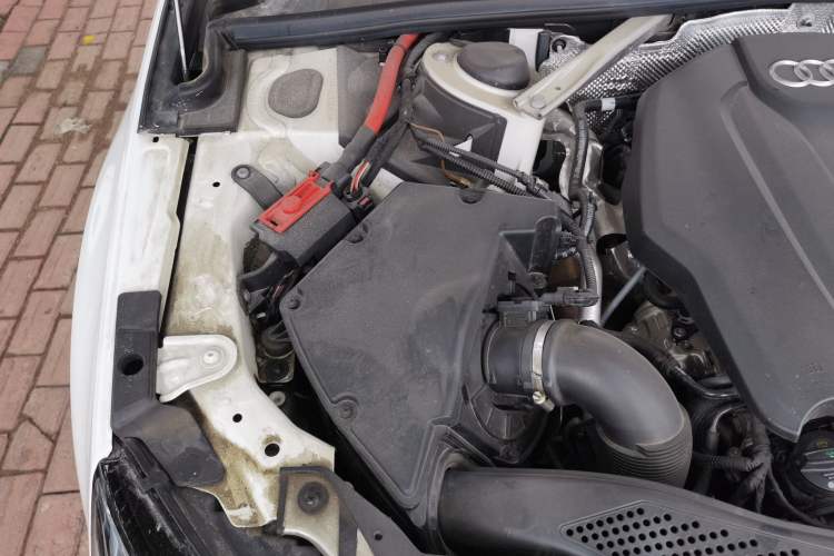 Used Audi A4L 2019 40 TFSI Fashion Edition China VI Emission Standard Engine Bay Right