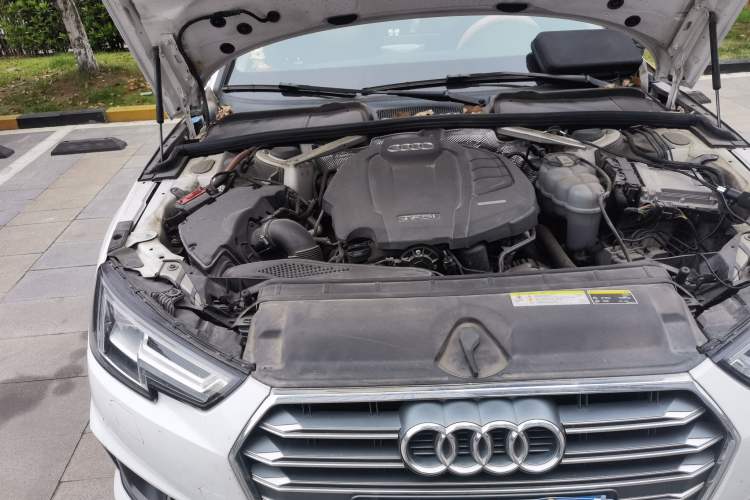 Used Audi A4L 2019 40 TFSI Fashion Edition China VI Emission Standard Engine Bay Right