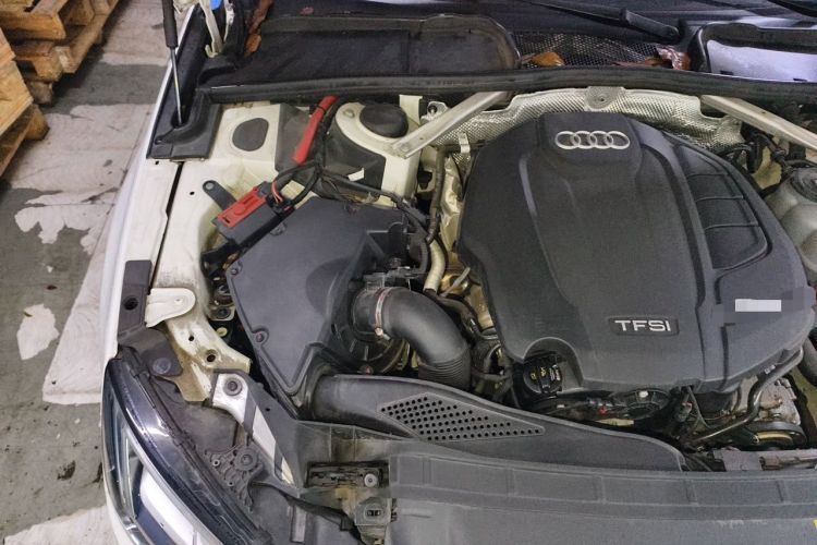 Used Audi A4L 2019 40 TFSI Fashion Edition China VI Emission Standard Engine Bay Right