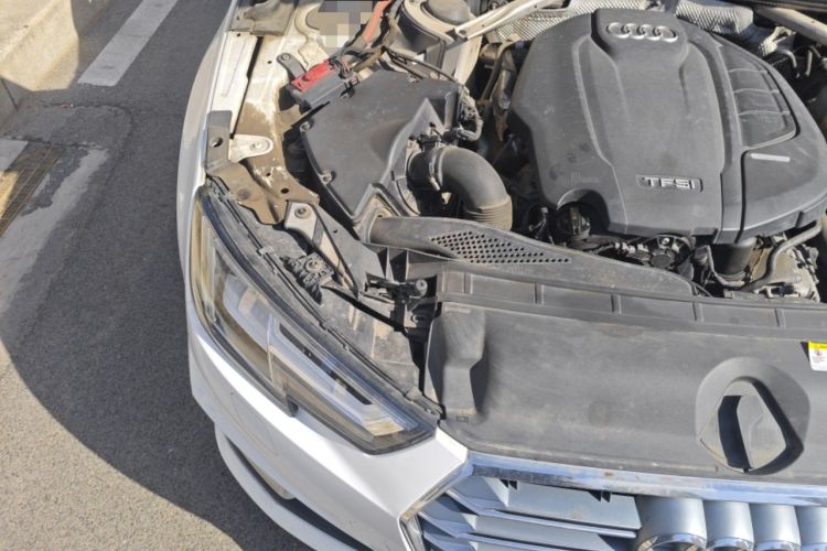 Used Audi A4L 2019 40 TFSI Fashion Edition China VI Emission Standard Engine Bay Right