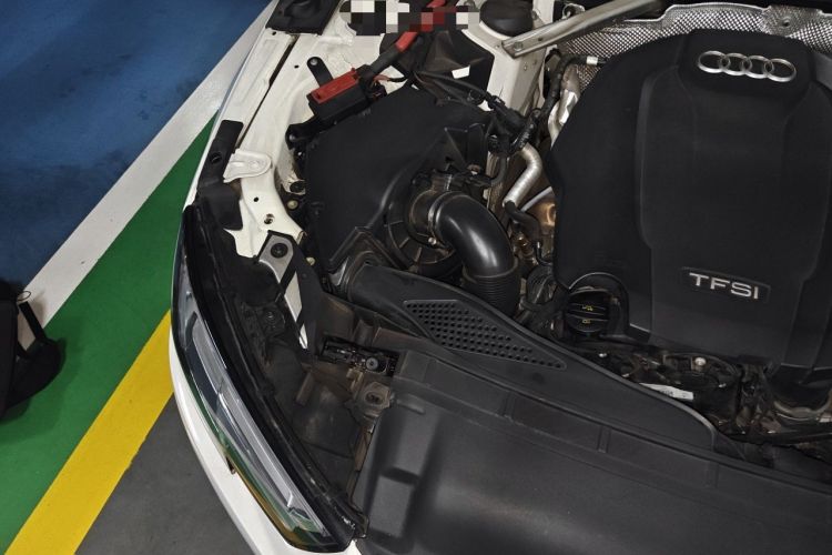 Used Audi A4L 2019 40 TFSI Fashion Edition China VI Emission Standard Engine Bay Right