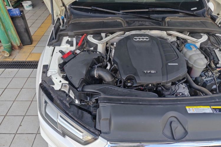 Used Audi A4L 2019 40 TFSI Fashion Edition China VI Emission Standard Engine Bay Right