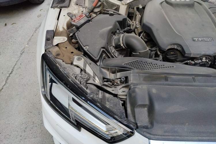 Used Audi A4L 2019 40 TFSI Fashion Edition China VI Emission Standard Engine Bay Right