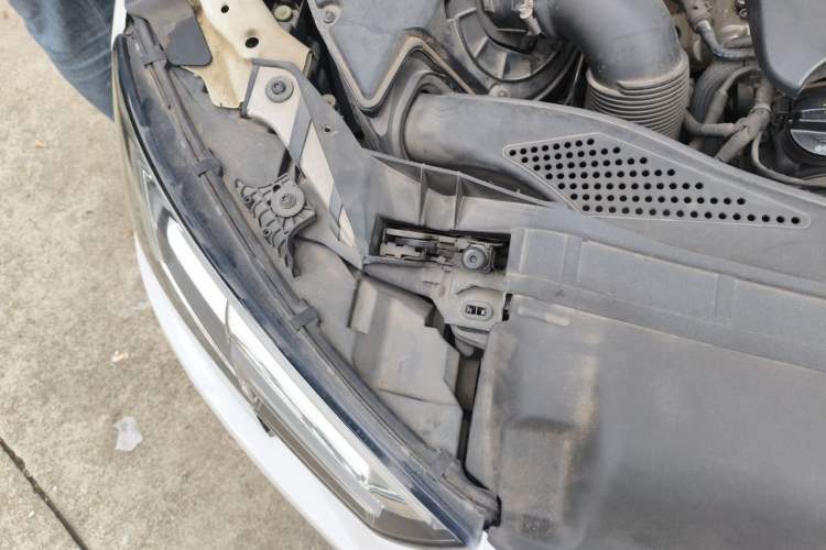 Used Audi A4L 2019 40 TFSI Fashion Edition China VI Emission Standard Engine Bay Right
