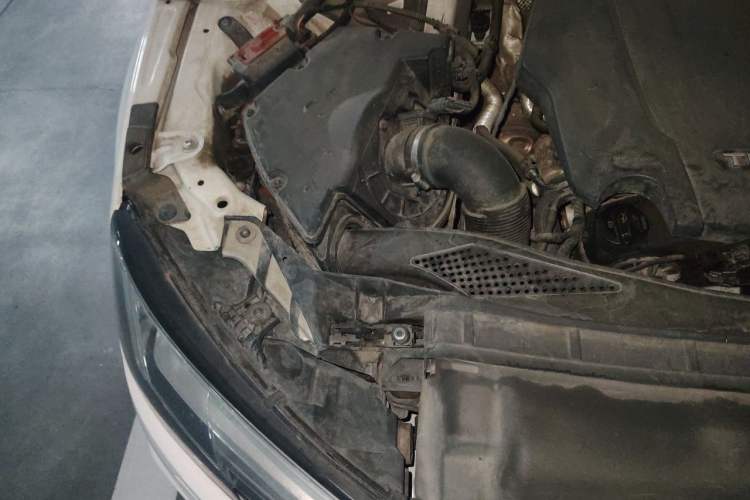 Used Audi A4L 2019 40 TFSI Fashion Edition China VI Emission Standard Engine Bay Right