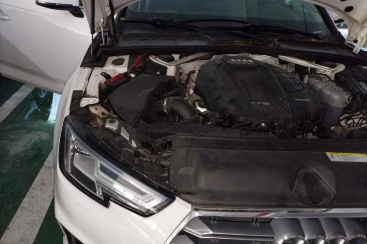 Used Audi A4L 2019 40 TFSI Fashion Edition China VI Emission Standard Engine Bay Right