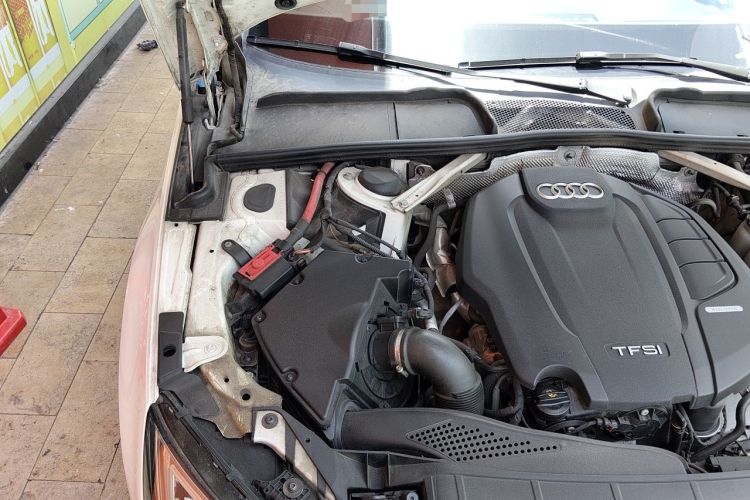 Used Audi A4L 2019 40 TFSI Fashion Edition China VI Emission Standard Engine Bay Right