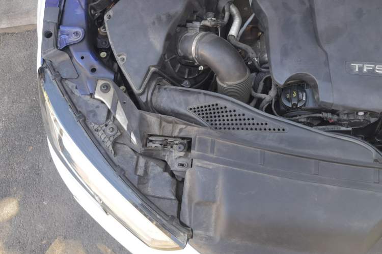 Used Audi A4L 2019 40 TFSI Fashion Edition China VI Emission Standard Engine Bay Right