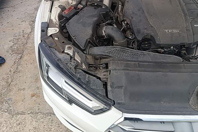 Used Audi A4L 2019 40 TFSI Fashion Edition China VI Emission Standard Engine Bay Right