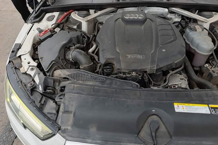 Used Audi A4L 2019 40 TFSI Fashion Edition China VI Emission Standard Engine Bay Right