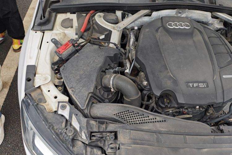 Used Audi A4L 2019 40 TFSI Fashion Edition China VI Emission Standard Engine Bay Right