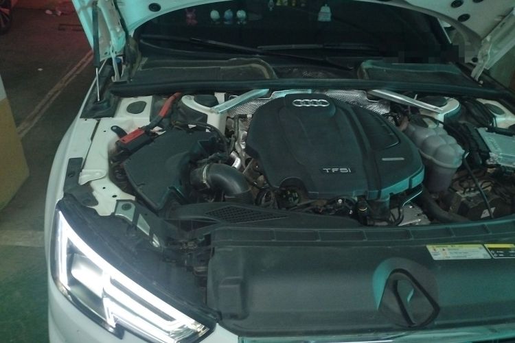 Used Audi A4L 2019 40 TFSI Fashion Edition China VI Emission Standard Engine Bay Right