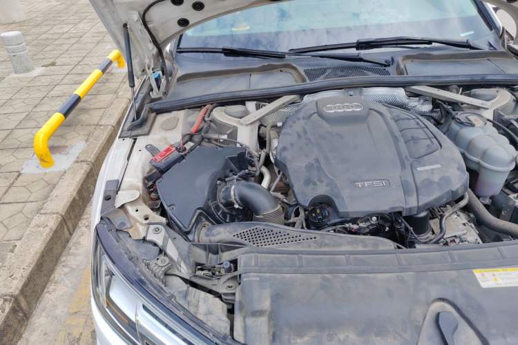 Used Audi A4L 2019 40 TFSI Fashion Edition China VI Emission Standard Engine Bay Right