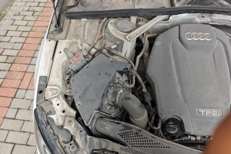 Used Audi A4L 2019 40 TFSI Fashion Edition China VI Emission Standard Engine Bay Right