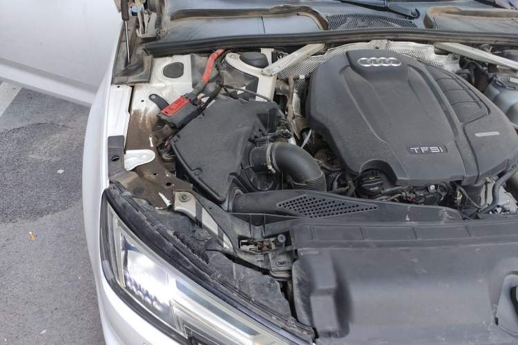 Used Audi A4L 2019 40 TFSI Fashion Edition China VI Emission Standard Engine Bay Right