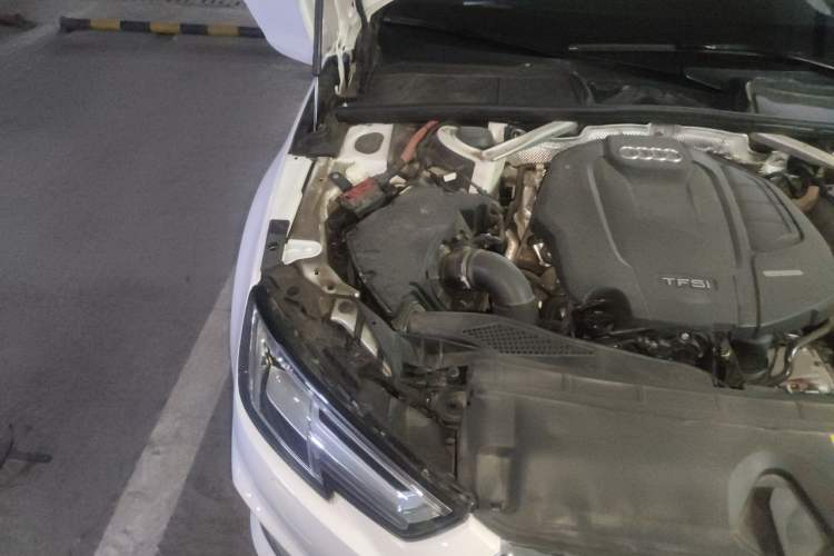 Used Audi A4L 2019 40 TFSI Fashion Edition China VI Emission Standard Engine Bay Right