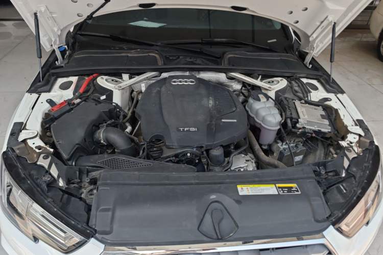 Used Audi A4L 2019 40 TFSI Fashion Edition China VI Emission Standard Engine Bay