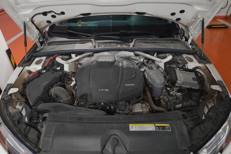 Used Audi A4L 2019 40 TFSI Fashion Edition China VI Emission Standard Engine Bay