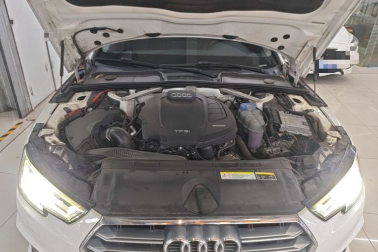 Used Audi A4L 2019 40 TFSI Fashion Edition China VI Emission Standard Engine Bay