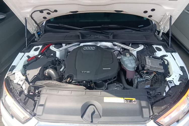 Used Audi A4L 2019 40 TFSI Fashion Edition China VI Emission Standard Engine Bay