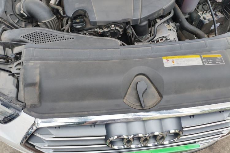 Used Audi A4L 2019 40 TFSI Fashion Edition China VI Emission Standard Engine Bay