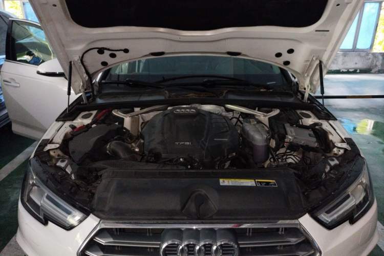 Used Audi A4L 2019 40 TFSI Fashion Edition China VI Emission Standard Engine Bay