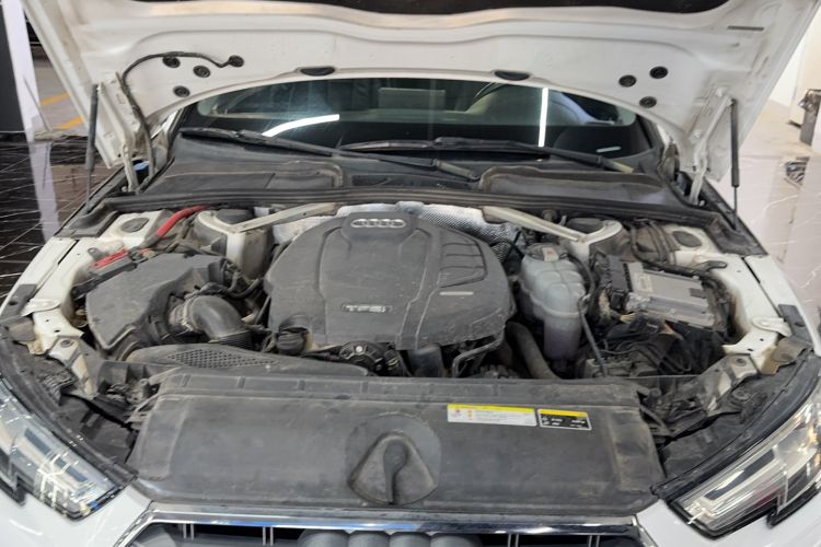 Used Audi A4L 2019 40 TFSI Fashion Edition China VI Emission Standard Engine Bay