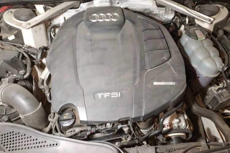 Used Audi A4L 2019 40 TFSI Fashion Edition China VI Emission Standard Engine Bay