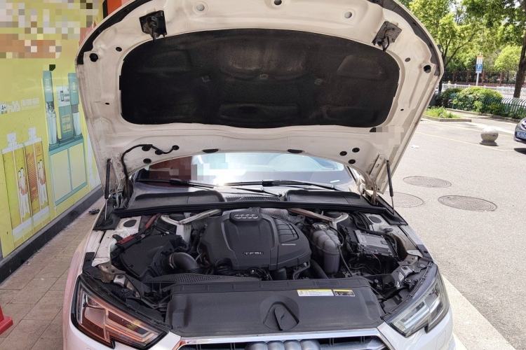 Used Audi A4L 2019 40 TFSI Fashion Edition China VI Emission Standard Engine Bay